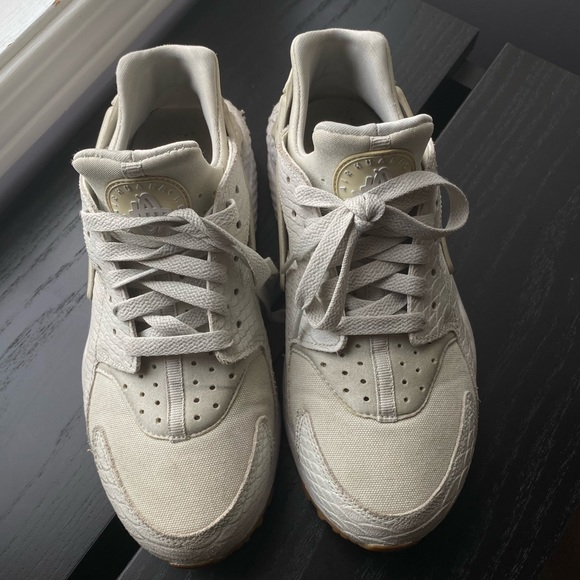 White Nike Air Huarache Women’s Size 8 - Picture 3 of 9